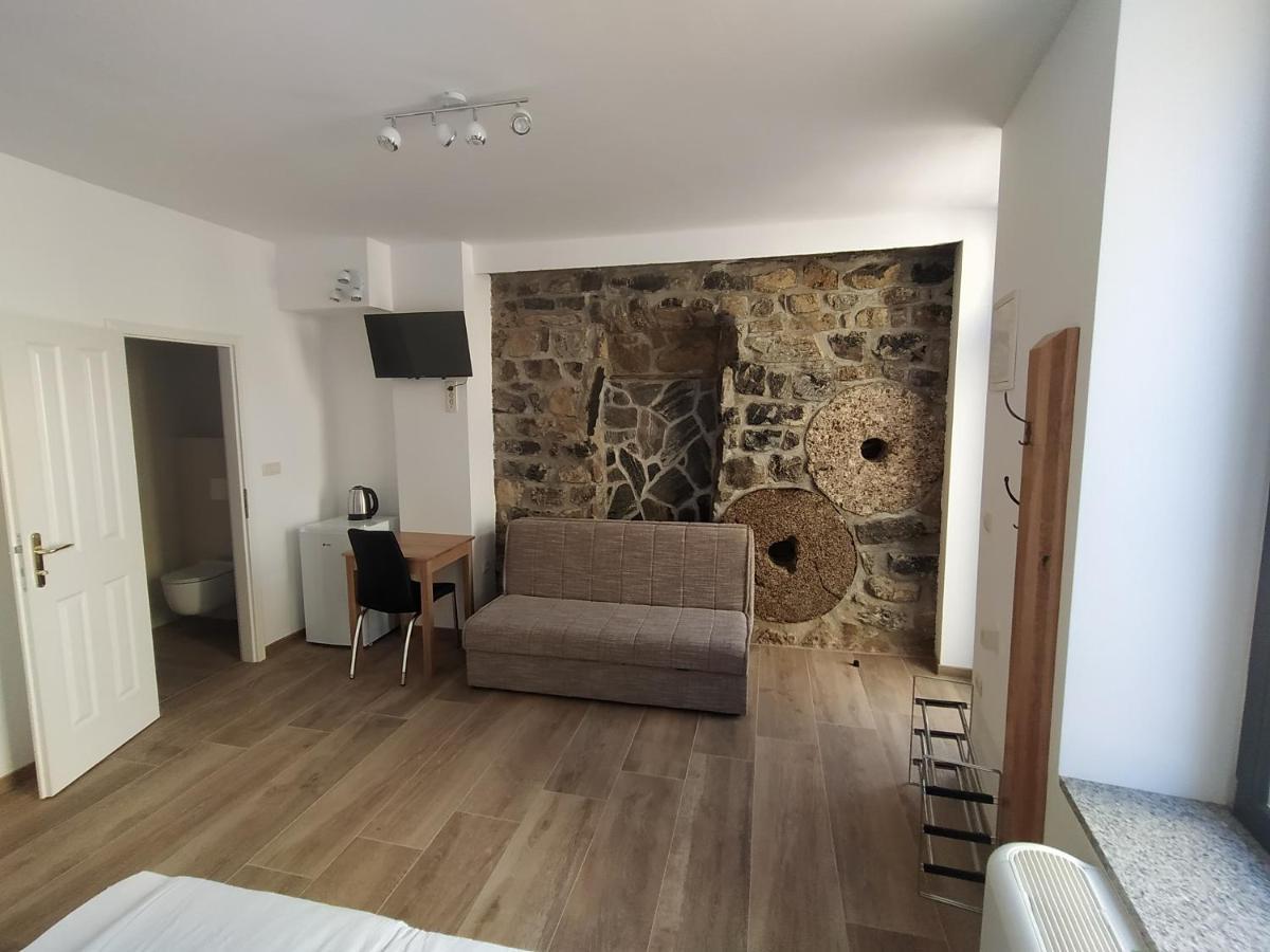 Apartmaji Maln 돌레니스케토플리체 외부 사진