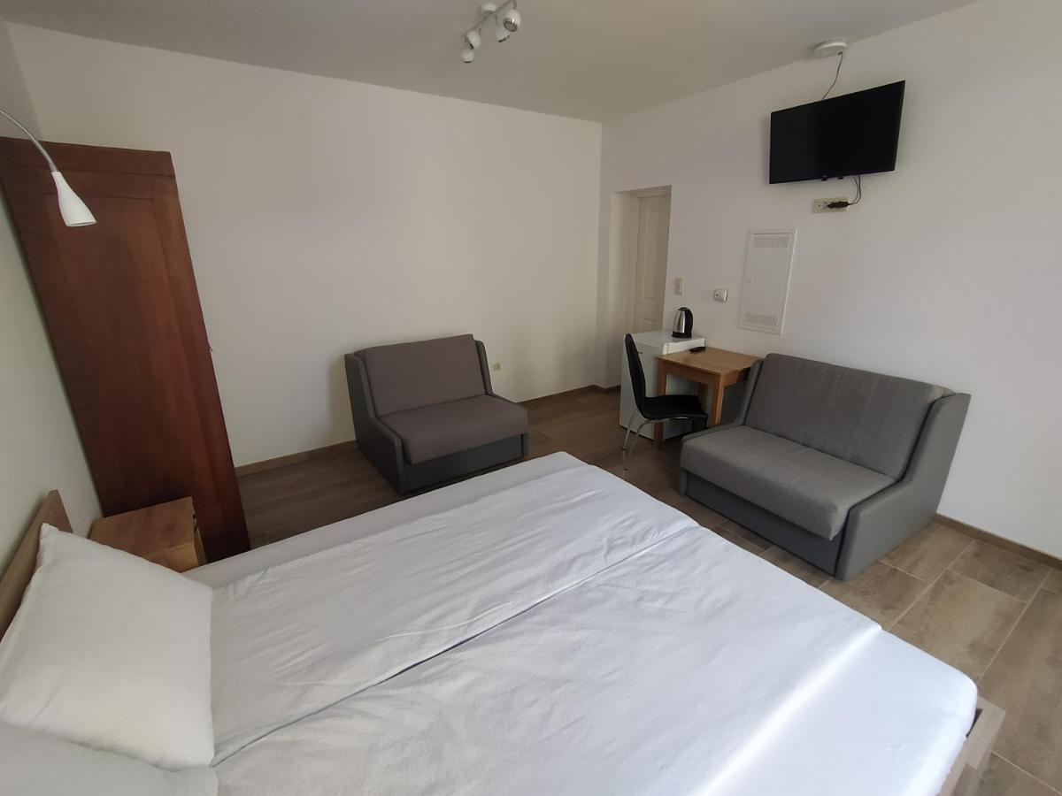 Apartmaji Maln 돌레니스케토플리체 외부 사진