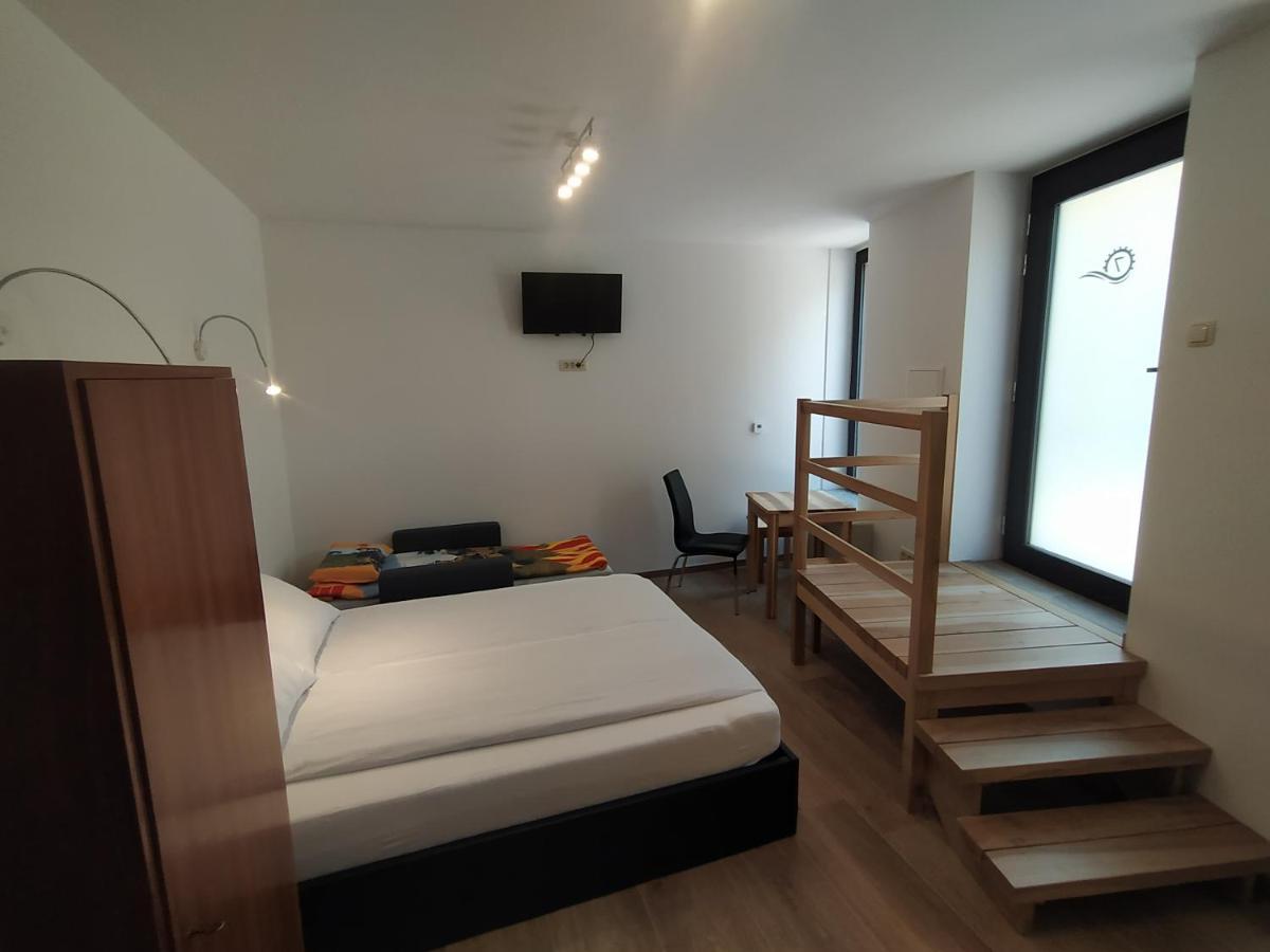 Apartmaji Maln 돌레니스케토플리체 외부 사진