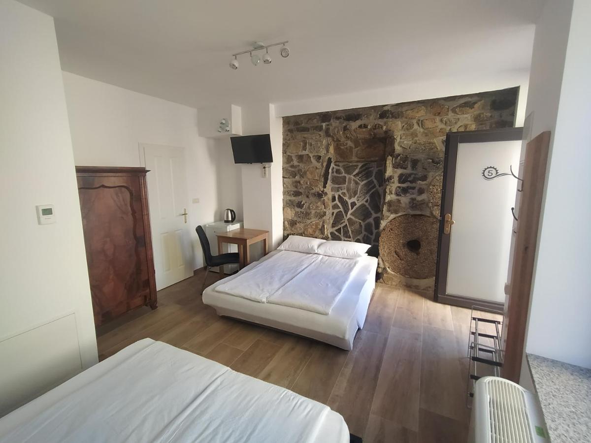 Apartmaji Maln 돌레니스케토플리체 외부 사진